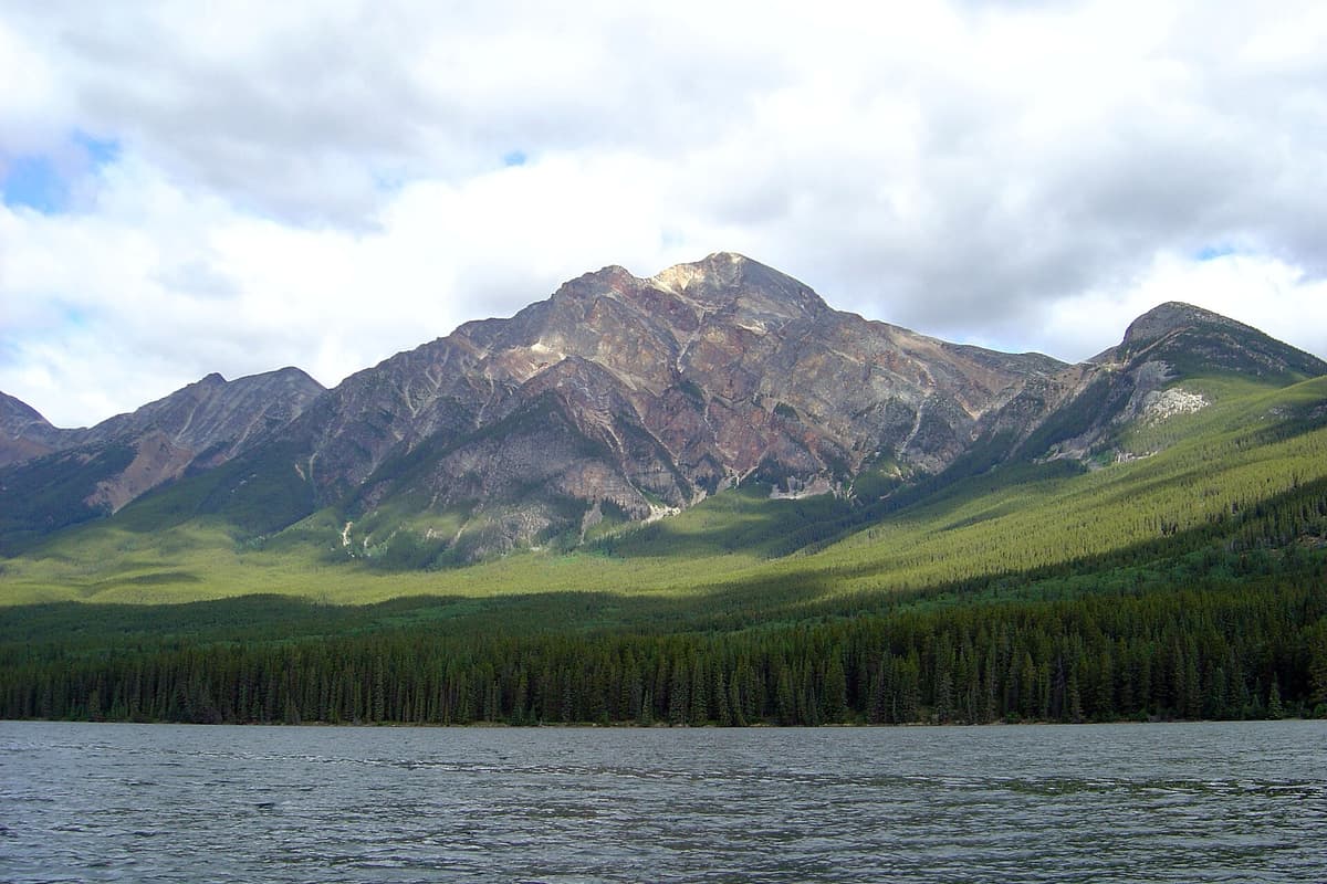 Pyramid Lake in Pyramid Bench, Jasper
