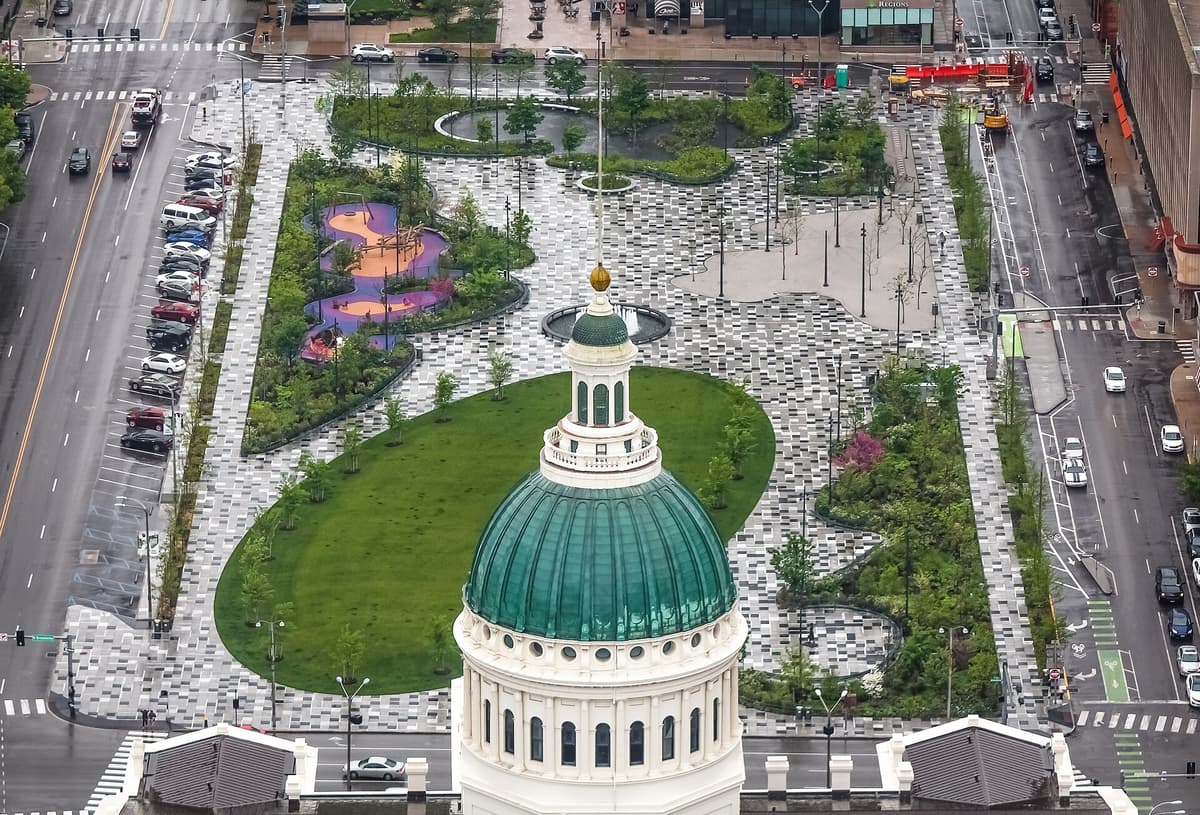 Kiener Plaza in Downtown St. Louis & the Arch