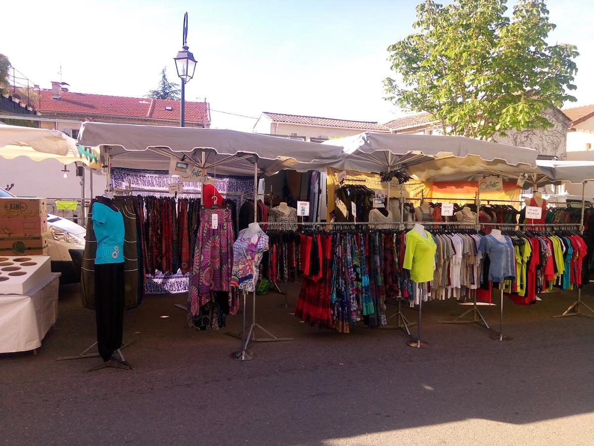 L'Isle-sur-la-Sorgue Sunday Market in L'Isle-sur-la-Sorgue, Avignon