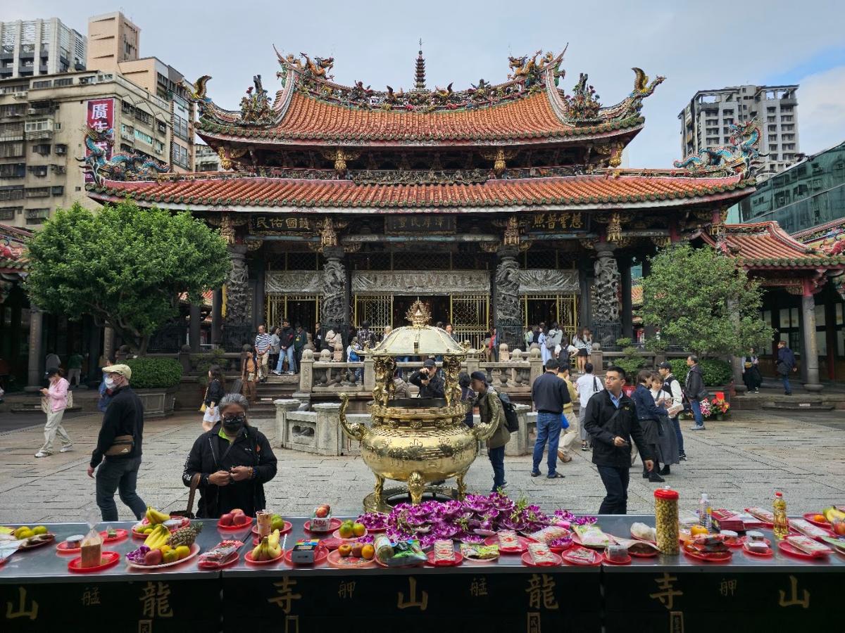 Longshan Temple (Mengjia Longshan Si) in Wanhua, Taipei