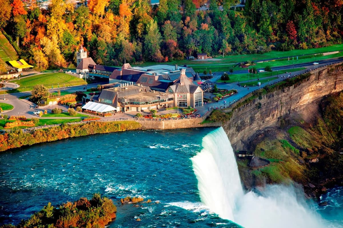 Horseshoe Falls in Queen Victoria Park, Niagara Falls & Niagara-on-the-Lake