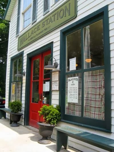 Wallace Station Deli & Bakery in Lexington