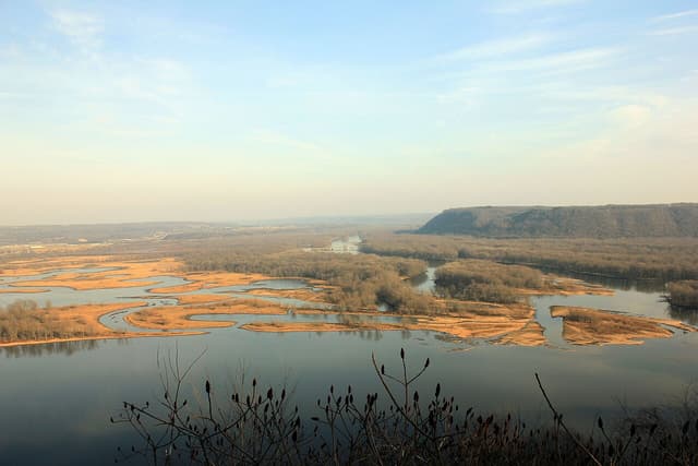 Iowa Driftless & River Towns: Prairie design, limestone bluffs & the Mississippi