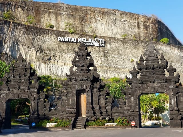 Melasti Beach in Uluwatu