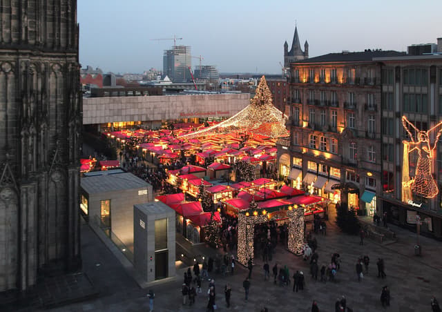 Weihnachtsmarkt am Kölner Dom near Cologne