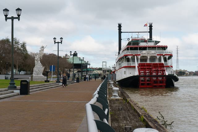 Woldenberg Park near French Quarter & Riverfront